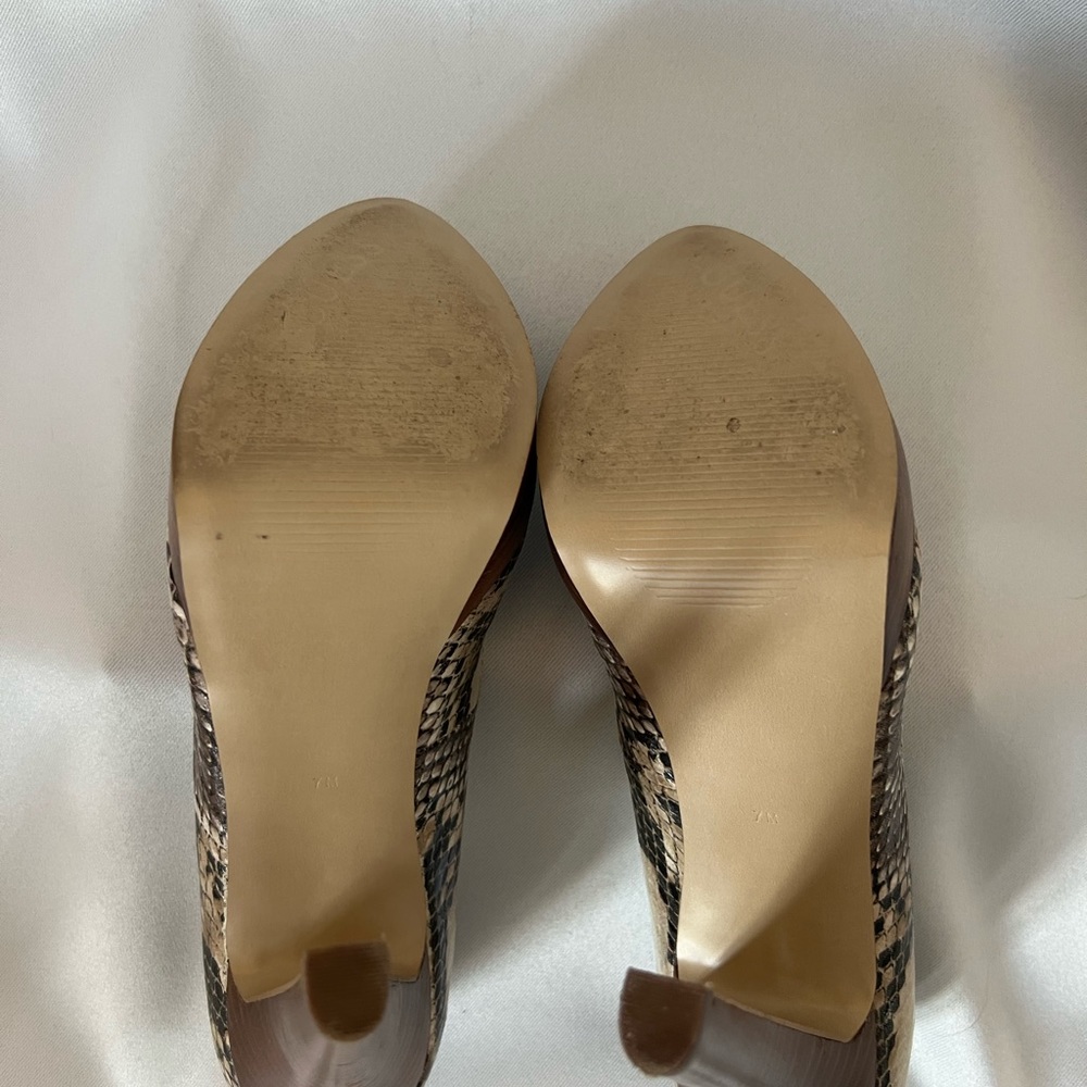 GUESS size 7 platform snake skin pattern heel. - Picture 6 of 6